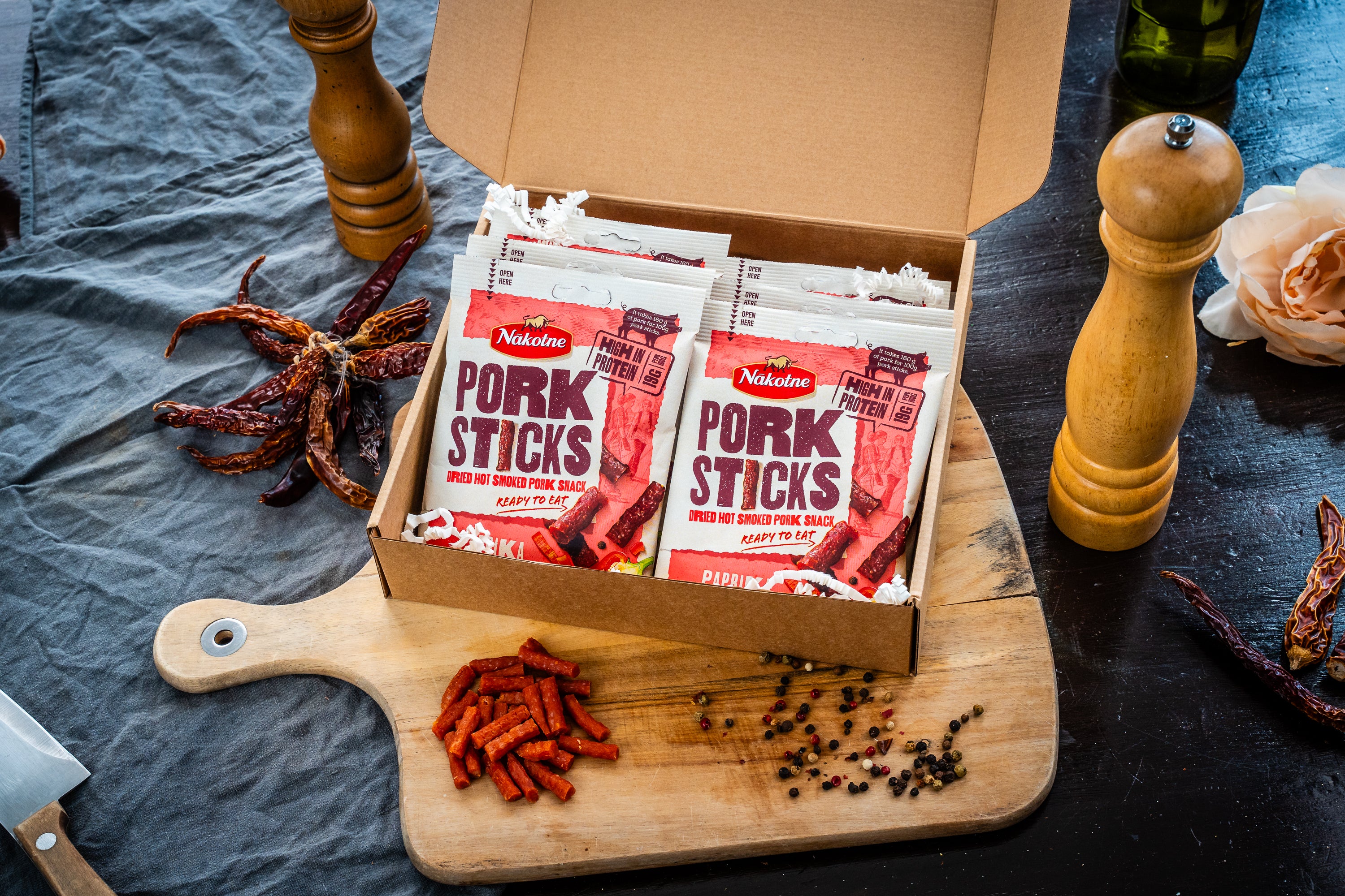 NAKOTNE PORK STICKS PAPRIKA ( 8 x 35g)